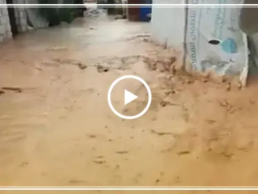 بالفيديو|| نصف متر من مياه الأمطار والسيول تُغرق مخيمات الشمال السوري - وكالة ستيب نيوز