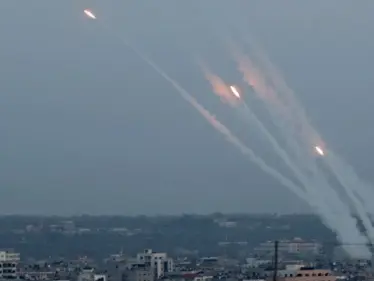 صواريخ الفصائل الفلسطينية تطال أكبر عدد من المدن الإسرائيلية.. ولحظة هروب سكان تل أبيب خوفاً (فيديو) - وكالة ستيب نيوز