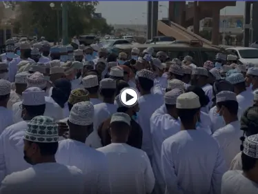 احتجاجات في صحارى وعدد من الولايات الأخرى في سلطنة عمان.. ورسالة من مواطن للحكام (صور وفيديو) - وكالة ستيب نيوز