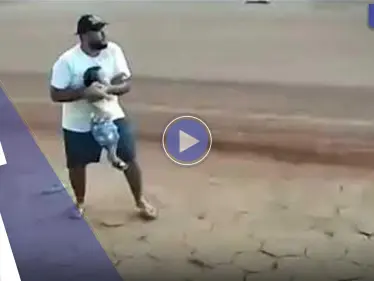 بالفيديو|| مشهد يحبس الأنفاس لأب ينقذ ابنه من تحت عجلات سيارة باللحظة الأخيرة - وكالة ستيب نيوز