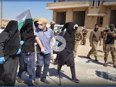 بالفيديو || نساء مقابل ضابط و"شبيحة".. عملية تبادل أسرى في ميزناز بين تحرير الشام والنظام السوري - وكالة ستيب نيوز