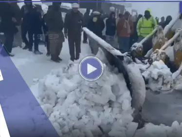 بالفيديو|| تجمدوا في سياراتهم حتى الموت.. عاصفة ثلجية تحاصر 16 شخصاً في مدينة سياحية وتزهق أرواحهم - وكالة ستيب نيوز