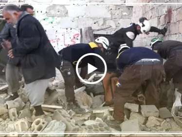 مشاهد مؤلمة من المجزرة بفعل الغارات الجوية على بلدة تلمنس جنوب إدلب - وكالة ستيب نيوز