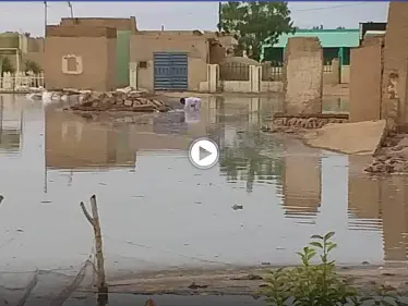 بالفيديو|| صاعقة مرعبة تضرب سلطنة عمان ومشاهد تحبس الأنفاس لإنقاذ مواطنين عالقين وسط السيول بعد وفاة شخص وفقدان آخرين - وكالة ستيب نيوز