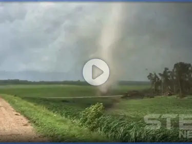 بالفيديو|| مشاهد لم تراها من قبل.. مصوّر يلتقط أقرب إعصار قد تراه عيناك - وكالة ستيب نيوز