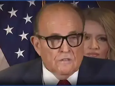 بالفيديو|| صبغة شعر محامي ترامب تضعه في موقف محرج بعد سيلانها على وجهه - وكالة ستيب نيوز