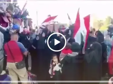 فيديو || أمهات المتظاهرين في بغداد "يحتفلون" بأبنائهم قبل المواجهات على جسر الأحرار - وكالة ستيب نيوز