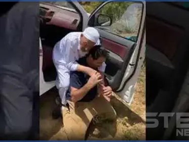 بالفيديو|| بأبهى صور بر الوالدين.. كاميرا تلتقط قيام رياضي سعودي بحمل والده على ظهره والتنزه به - وكالة ستيب نيوز