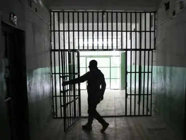 داعش يهاجم سجن غويران بالحسكة ومقاتلون يأسرون عناصر لقسد والتحالف يتدخل بإنزال جوّي - وكالة ستيب نيوز