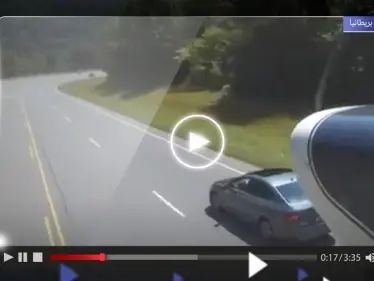 بريطانيا.. شاهد لحظة هبوط طائرة اضطرارياً وسط شارع مزدحم بالسيارات - وكالة ستيب نيوز