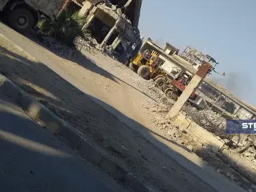 ميليشيا قسد تبدأ بإزالة الأنقاض والركام عن المباني الحكومية بمدينة الرقة - وكالة ستيب نيوز