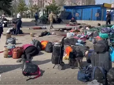 بالفيديو|| مشاهد مروعة لعشرات القتلى والجرحى داخل محطة قطارات كراماتورسك الأوكرانية عقب قصفٍ صاروخي روسي - وكالة ستيب نيوز