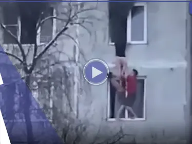 بالفيديو|| حسناء روسية يحاصرها حريق ضخم في منزلها وشابان يخرجانها من النافذة - وكالة ستيب نيوز