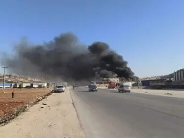 بالفيديو|| النظام السوري يقصف الشريان الاقتصادي لإدلب وريفها ويوقع قتلى وجرحى  - وكالة ستيب نيوز