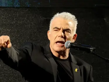 لابيد يطالب نتنياهو بتحمّل مسؤولية عزلة إسرائيل - وكالة ستيب نيوز