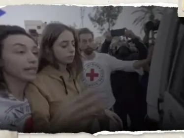 شاهد || إحداهن عالجتها حماس.. إسرائيل تتسلم رهينتين أُطلق سراحهما - وكالة ستيب نيوز