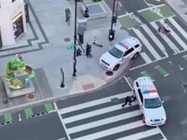 بالفيديو||مسلحون يطلقون النار قرب البيت الأبيض... جرحى وصفارات الشرطة تدوي بالأرجاء - وكالة ستيب نيوز