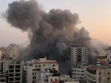 بالفيديو|| لحظة استهداف غارات إسرائيلية لبرج سكني غربي قطاع غزة وتدميره بالكامل - وكالة ستيب نيوز