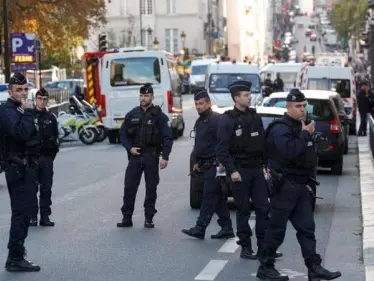 ماكرون معلقاً على عملية طعن باريس.. "لن نستسلم أمام الإرهاب الإسلاموي" - وكالة ستيب نيوز