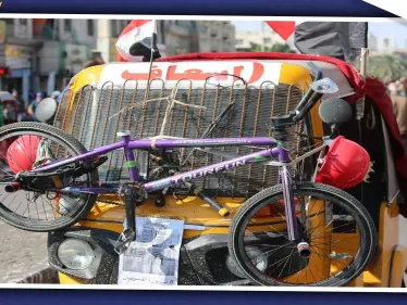 شاهد التوكتوك يتحول لسيارة اسعاف ومتظاهرين يرتدون خوذًا وأخر يتنكر بزي جميل في مظاهرات العراق - وكالة ستيب نيوز