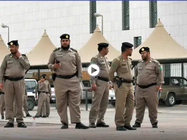 بالفيديو|| أثار الغضب بأفعال لا أخلاقية وبصق على فقير وسخر منه.. السلطات تقبض على المتنمر السعودي  - وكالة ستيب نيوز