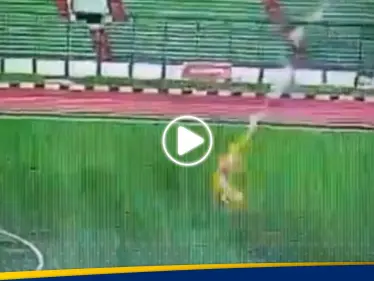 شاهد|| وقعت المأساة بلحظات.. صاعقة رعدية تنهي حياة لاعب كرة قدم خلال مباراة بإندونيسيا - وكالة ستيب نيوز