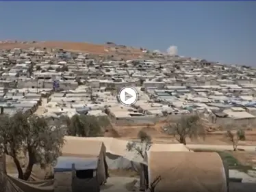 ارتفاع درجات الحرارة يزيد من معاناة نازحي الخيام شمالي مدينة إدلب - وكالة ستيب نيوز