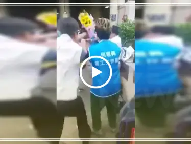 بالفيديو|| طعنه في صدره بعد إعطاءه باقة ورد.. إصابة نائب بالحكومة من قبل أحد الشبان - وكالة ستيب نيوز