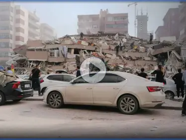 بالفيديو || ضحايا وعالقون تحت الأنقاض جراء زلزال قوي ضرب ولاية إزمير التركية - وكالة ستيب نيوز