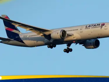 شاهد|| "حركة قوية" تسبب بإصابة نحو 50 شخصاً داخل طائرة.. أحدهم حالته "خطيرة" - وكالة ستيب نيوز