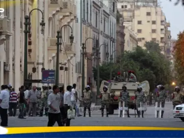 فيديو صادم لما فعله شخصان بامرأة مسنة لحظة سرقتها.. والسلطات المصرية تتدخل - وكالة ستيب نيوز