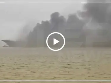 شاهد بالفيديو|| حريق يلتهم حاملة طائرات روسية وسط البحر - وكالة ستيب نيوز
