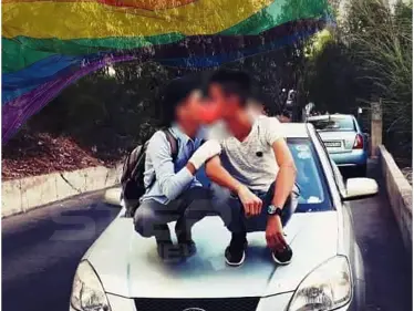 صورة متداولة لشابين في دمشق و هما يتبادلان القبل  - وكالة ستيب نيوز