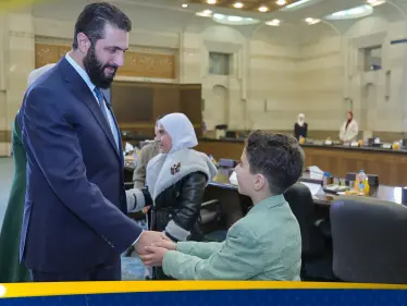 بالفيديو|| كن مثل أبيك وحشاً.. الشرع يمازح طفلاً خلال حديثه عن وزارة الدفاع - وكالة ستيب نيوز