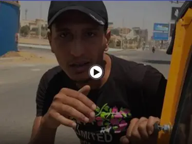 بالفيديو|| سائق توك توك مصري يعتدى على فتاة ويضربها بحذائه أمام نادي ويحاول سلب هاتفها - وكالة ستيب نيوز