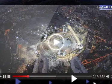 شاهد|| صاعقة "مرعبة" تضرب برج الساعة في الحرم المكي وعواصف شديدة تقذف المعتمرين - وكالة ستيب نيوز