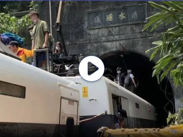 أسوء كارثة للسكك الحديدة منذ عقود.. جنوح قطار في تايوان وتسببه بمقتل وحصار العشرات (فيديو وصور) - وكالة ستيب نيوز