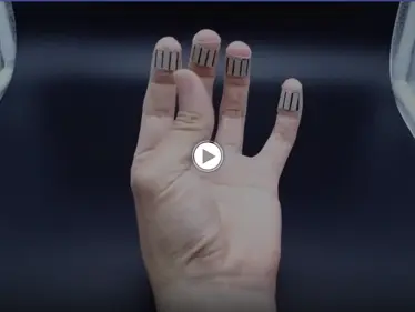 وداعاً للكهرباء.. علماء يبتكرون شاحن للهاتف يعتمد على أصابع اليد (فيديو وصور) - وكالة ستيب نيوز