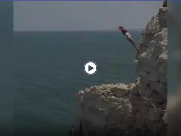 لاجئ سوري في لبنان يفارق الحياة بعد قفزه من صخرة مرتفعة وارتطامه بقارب (فيديو) - وكالة ستيب نيوز