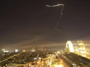 بالفيديو|| غارات جوية إسرائيلية تستهدف مواقعاً للميليشيات الإيرانية جنوب دمشق.. إليك التفاصيل - وكالة ستيب نيوز