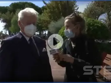 بالفيديو|| عمدة بلدية إيطالي يتعرض إلى عملية سرقة على الهواء مباشرةً - وكالة ستيب نيوز