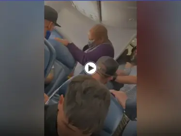 بالفيديو|| راكب يقتحم قمرة القيادة في طائرة أمريكية ويجبرها على الهبوط الاضطراري والركاب يتصدون له - وكالة ستيب نيوز