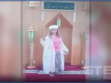 بالفيديو|| فتاة تركية تغني في مسجد بلباس الإمام وتشعل موجة غضب ومطالبات بالقبض عليها - وكالة ستيب نيوز