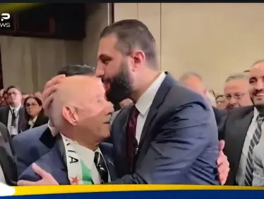 من هو الرجل المسن الذي قبل أحمد الشرع رأسه؟.. إليك التفاصيل - وكالة ستيب نيوز