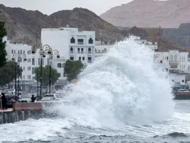 مركز الإعصار شاهين يهدد الإمارات وعُمان والأخيرة تعلن وفاة أول طفل غرقاً بإحدى ولاياتها - وكالة ستيب نيوز