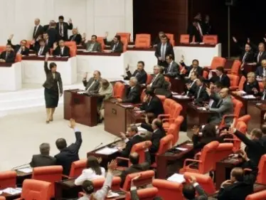 البرلمان التركي يصادق بأغلبية الأصوات لصالح قرارٍ يعزز احتمالية شنّ عملياتٍ عسكريةٍ بسوريا والعراق - وكالة ستيب نيوز