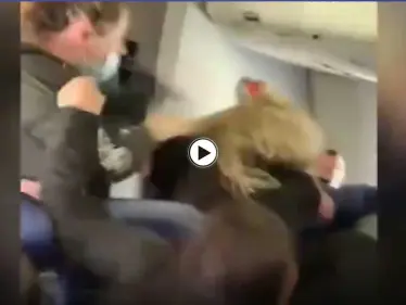 بالفيديو|| راكبة أمريكية تضرب مضيفة طيران بعنف على وجهها وتفقدها بعضاً من أسنانها - وكالة ستيب نيوز