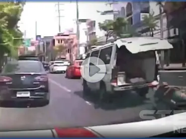 بالفيديو|| مريض يسقط من داخل سيارة إسعاف وسط شارع مزدحم.. وهذا ما حدث له - وكالة ستيب نيوز