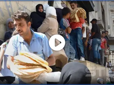 بـ"التصفير والصراخ".. شاهد ردّة فعل مواطن سوري حصل على ربطة خبز في دمشق (فيديو) - وكالة ستيب نيوز