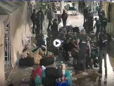 بالفيديو|| فيديو يعرض للمرة الأولى يوثّق اعتداء سجانين إسرائيليين على أسرى فلسطينيين وهم مكبلي الأيدي - وكالة ستيب نيوز